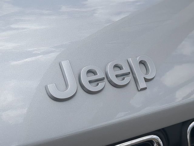 New 2026 Silver Zynith Exterior Paint Jeep Laredo X image 13