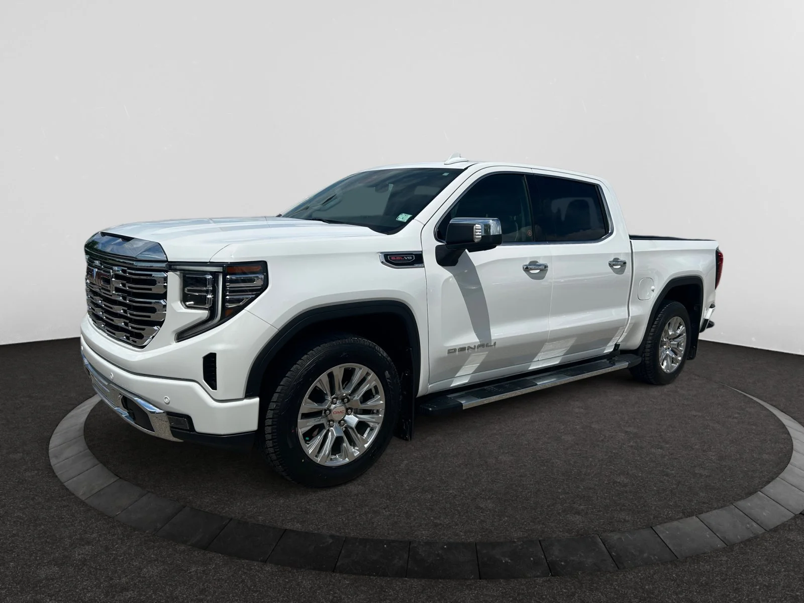 Used 2024 White GMC Denali Crew 6.2L Leather Sunroof Nav 4x4 image 1