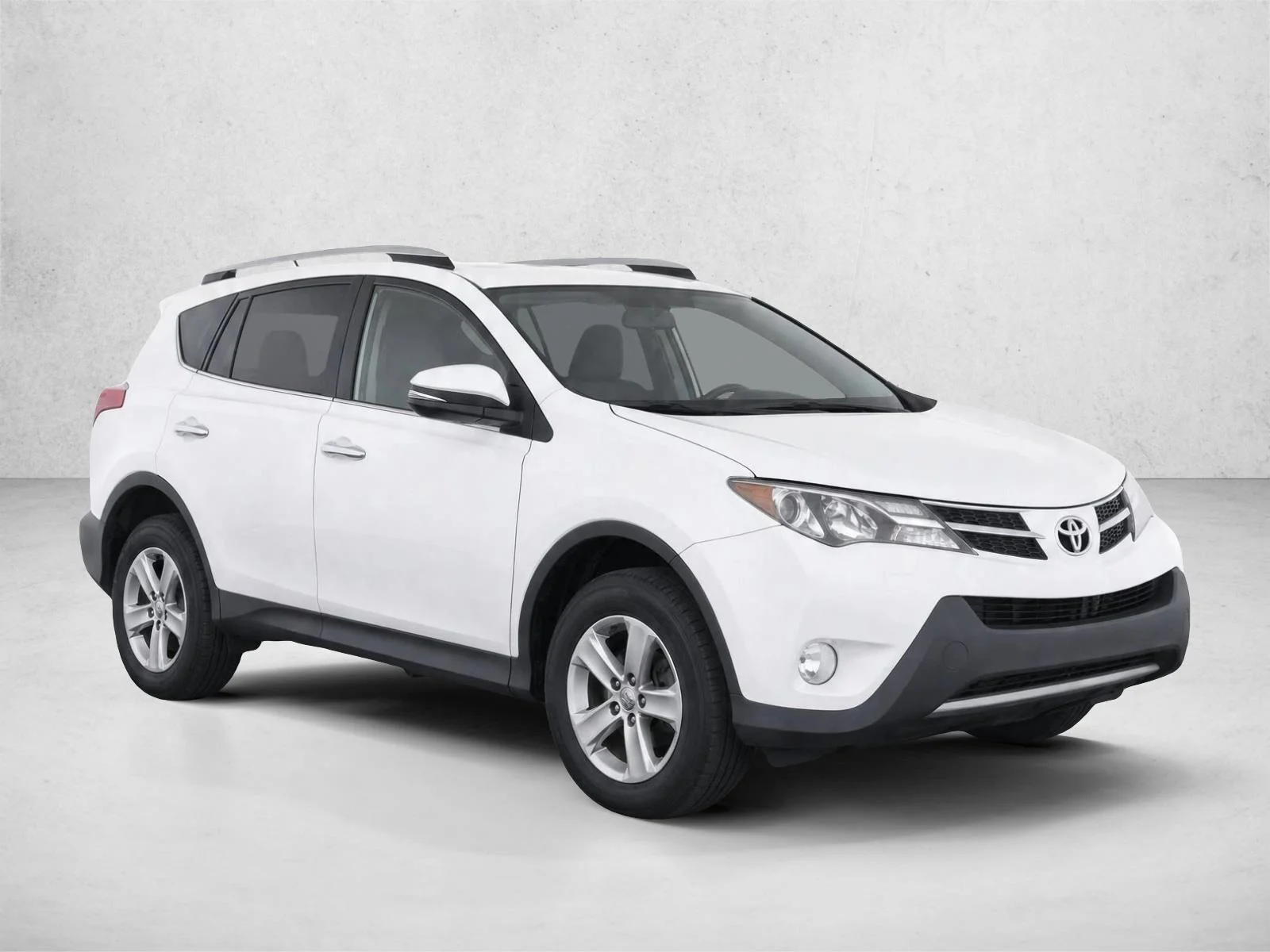 Used 2015 Super White Toyota XLE image 3