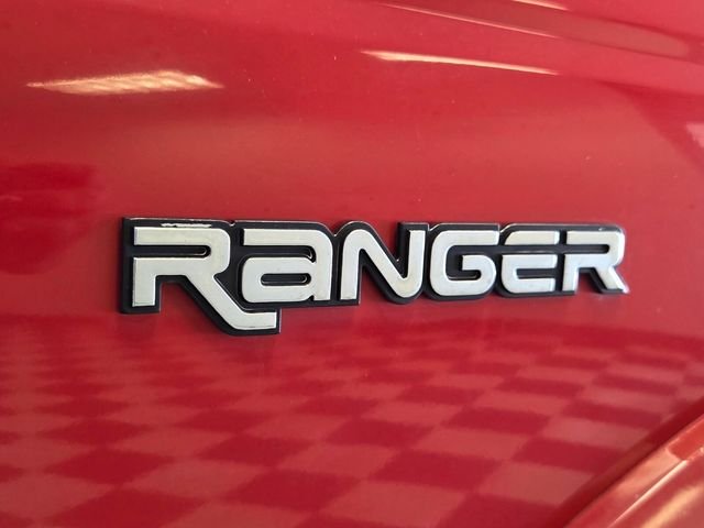 Used 2004 Red Ford Edge image 16