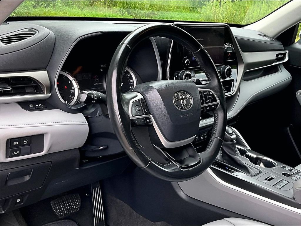 Used 2023 Beige Toyota XLE image 8