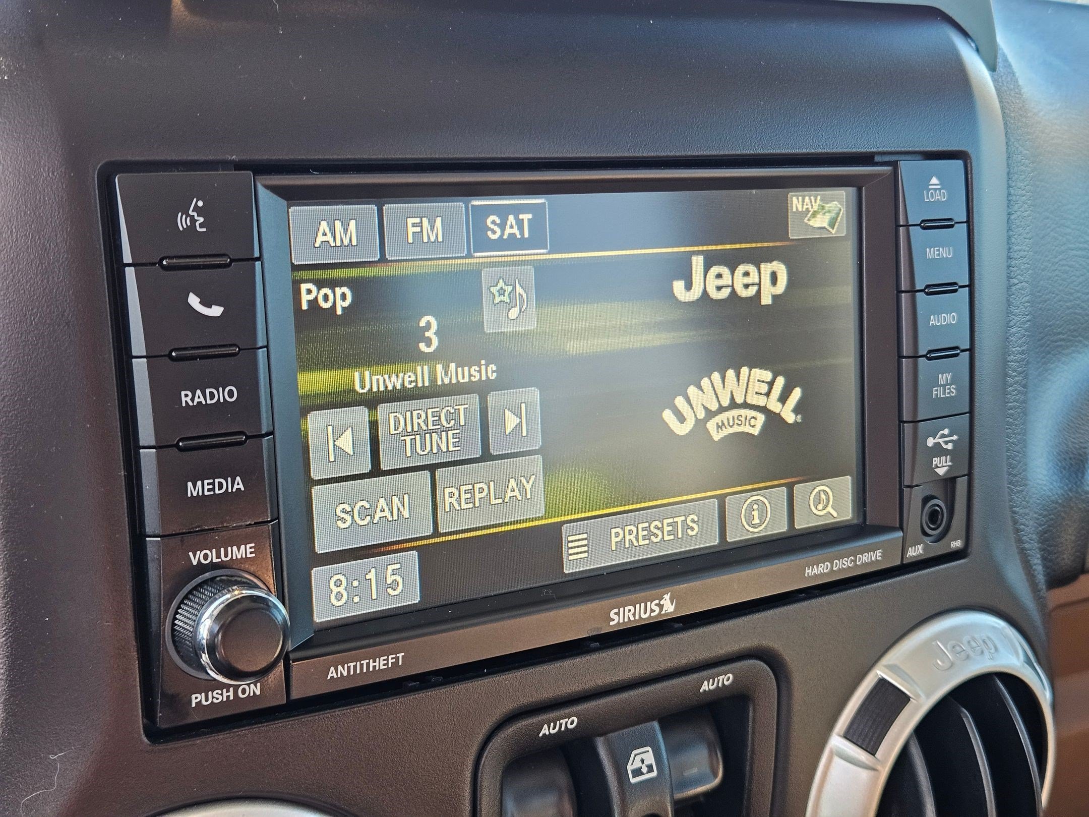 Used 2013 Bright White Clearcoat Jeep Sahara image 22
