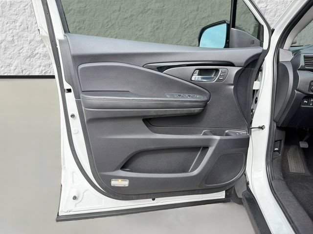 Used 2021 White Honda Touring 7-Passenger image 23