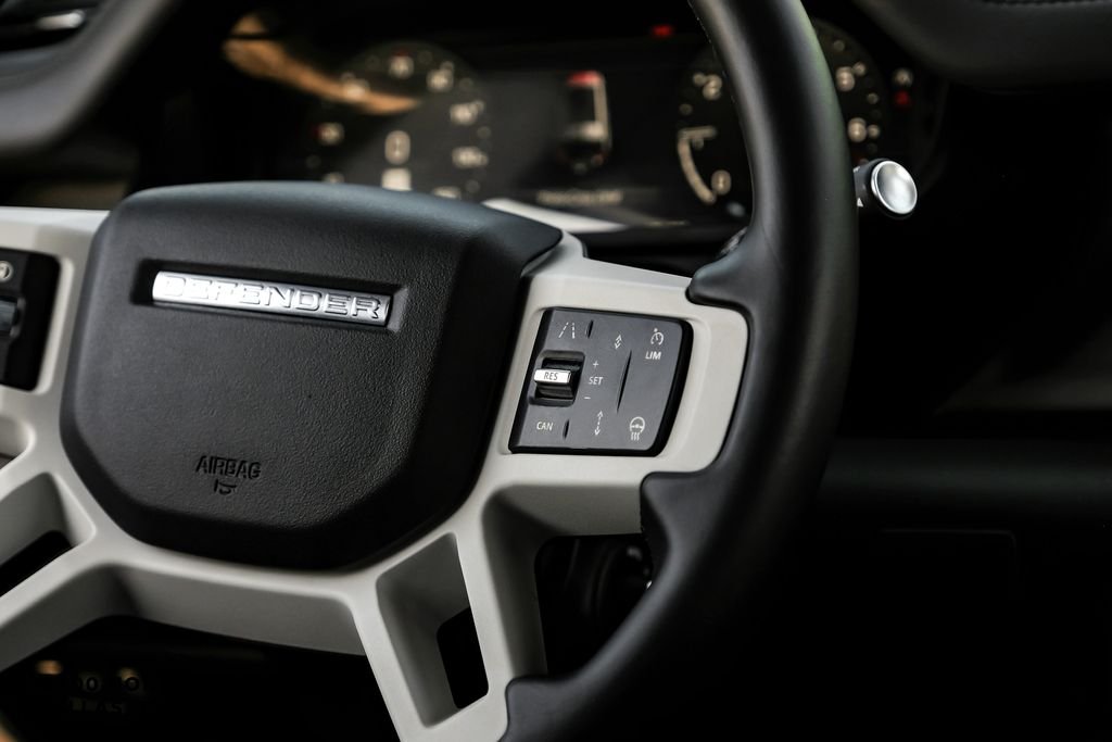 Used 2025 Fuji White Land Rover X-Dynamic SE image 15