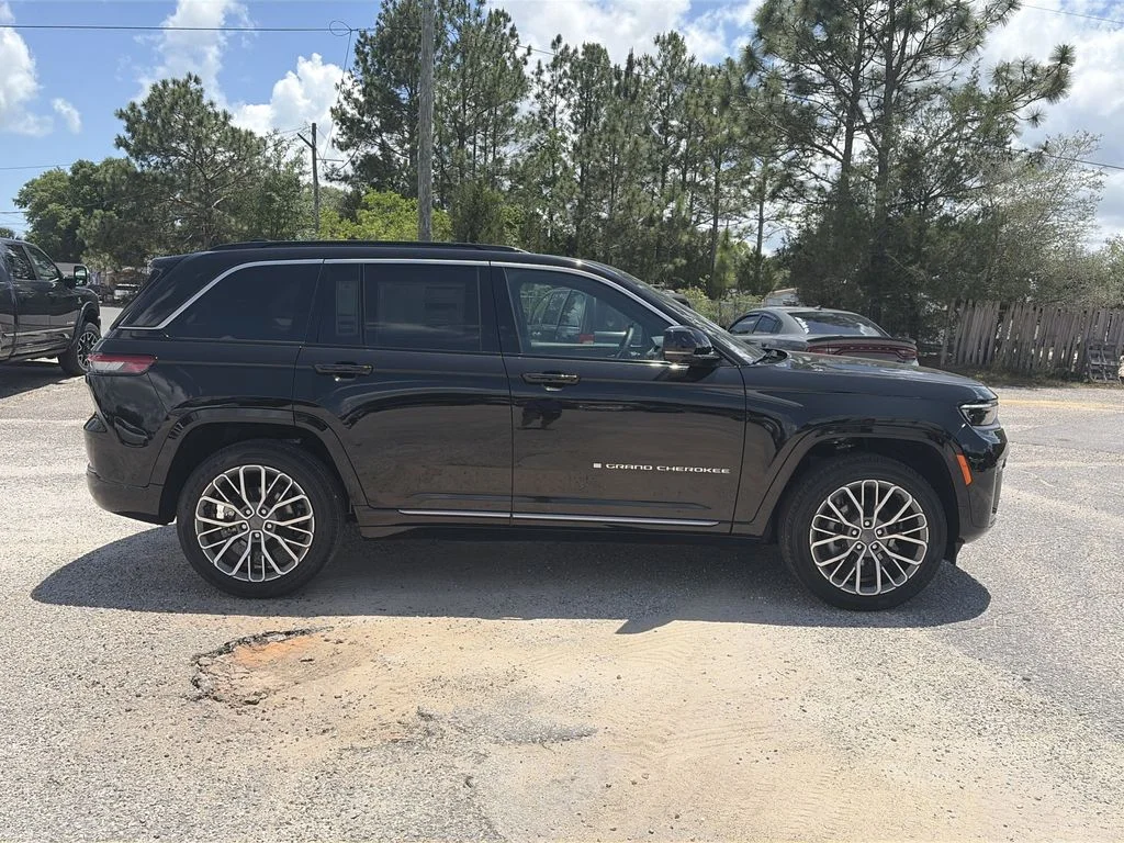 New 2026 Diamond Black Crystal Pearl-Coat Exterior Paint Jeep Summit image 7