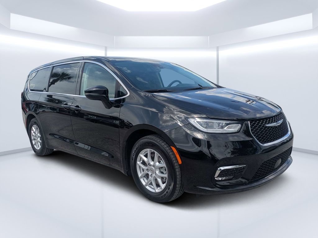 2024 Chrysler Pacifica Touring L's photo