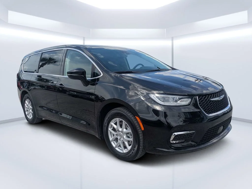 2024 Chrysler Pacifica Touring L's photo