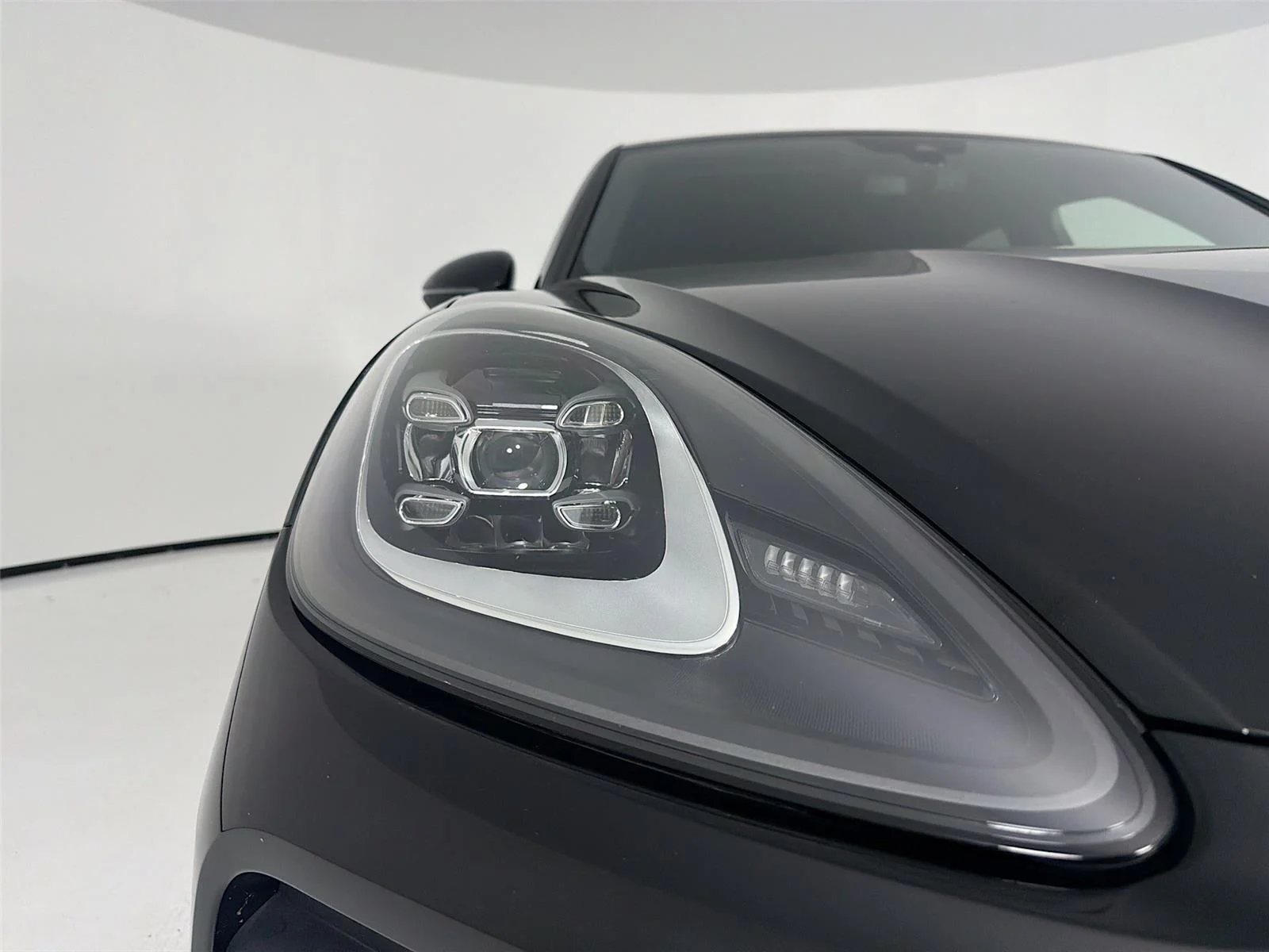 Used 2023  Porsche Base image 31