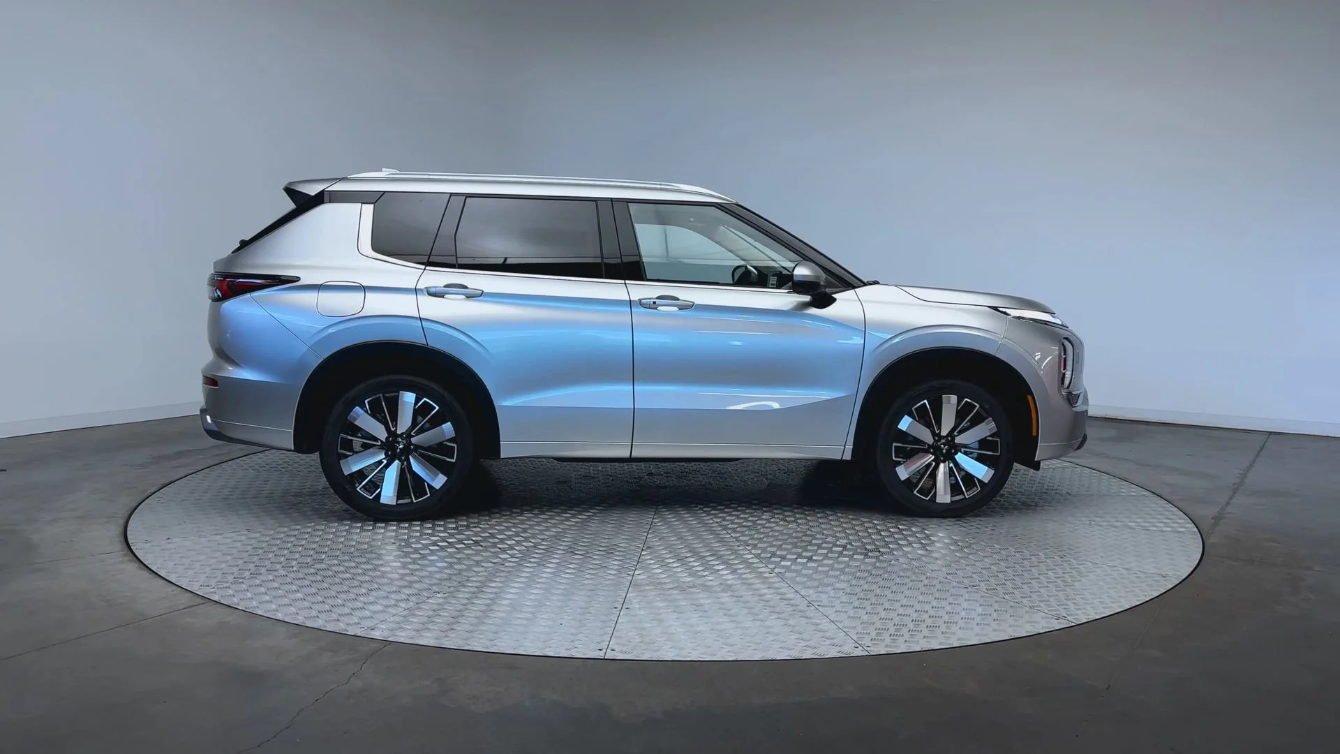 New 2026 Alloy Silver Metallic Mitsubishi SEL image 9