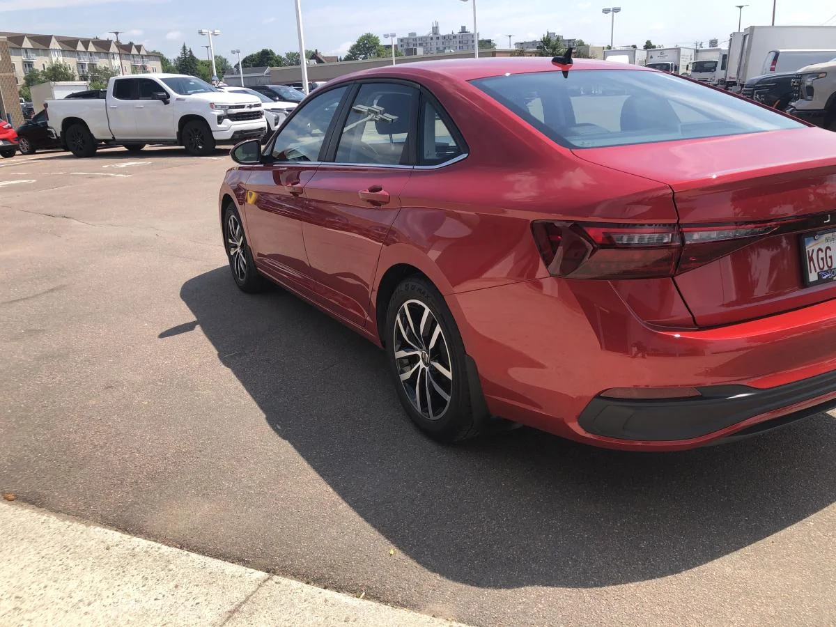 Used 2025 Red Volkswagen Comfortline Auto image 5