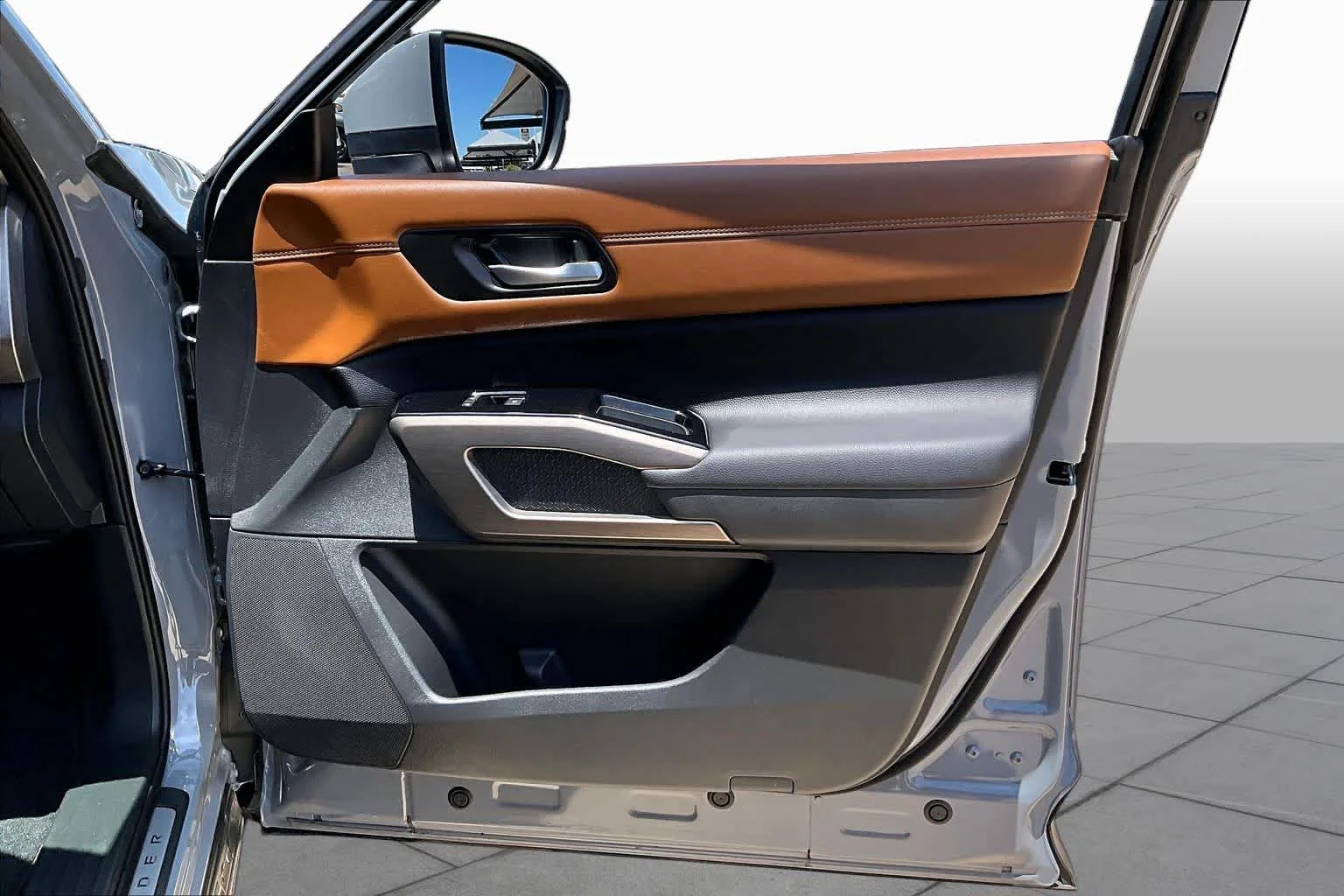 Used 2025 Boulder Gray Pearl Nissan Platinum image 27