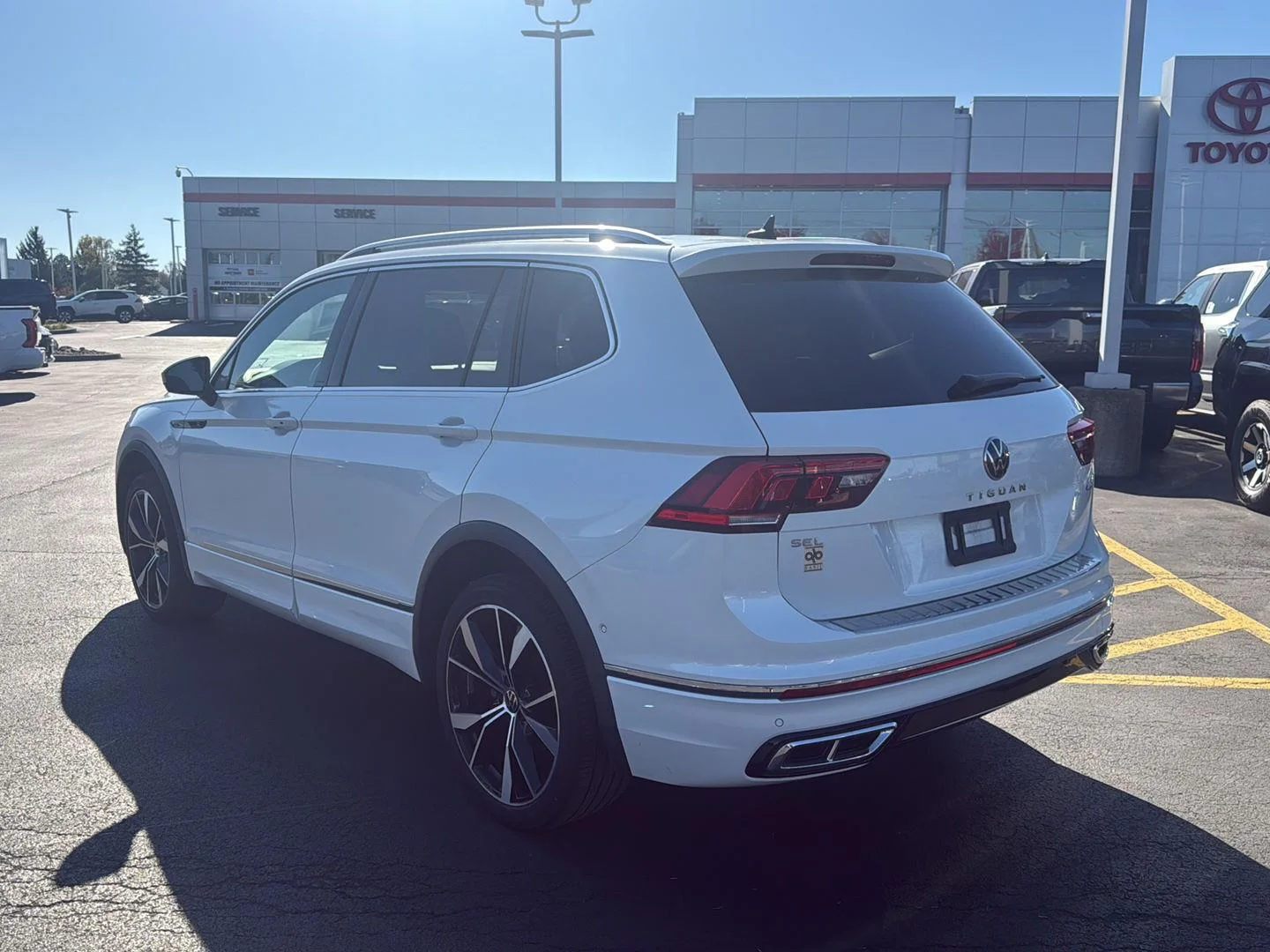 Used 2022 Oryx White Pearl Volkswagen SEL R-Line image 5