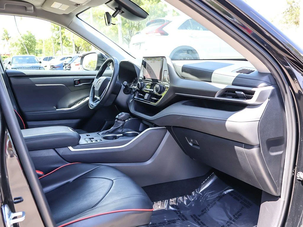 2024 Toyota Highlander LE - Photo 25