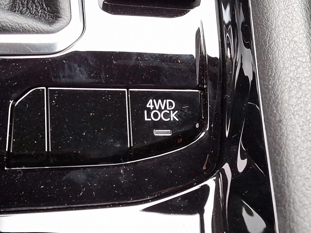 New 2026 Black Jeep Latitude image 18
