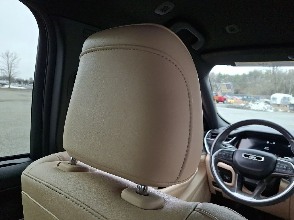 Used 2023 Diamond Black Crystal Pearlcoat Jeep Limited image 14