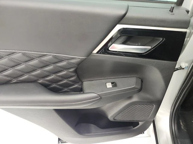 Used 2022  Mitsubishi SEL image 9