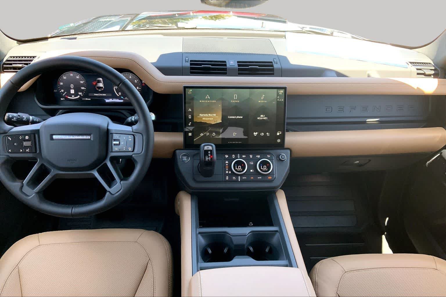 New 2026 Santorini Black LAND ROVER X-Dynamic SE image 5