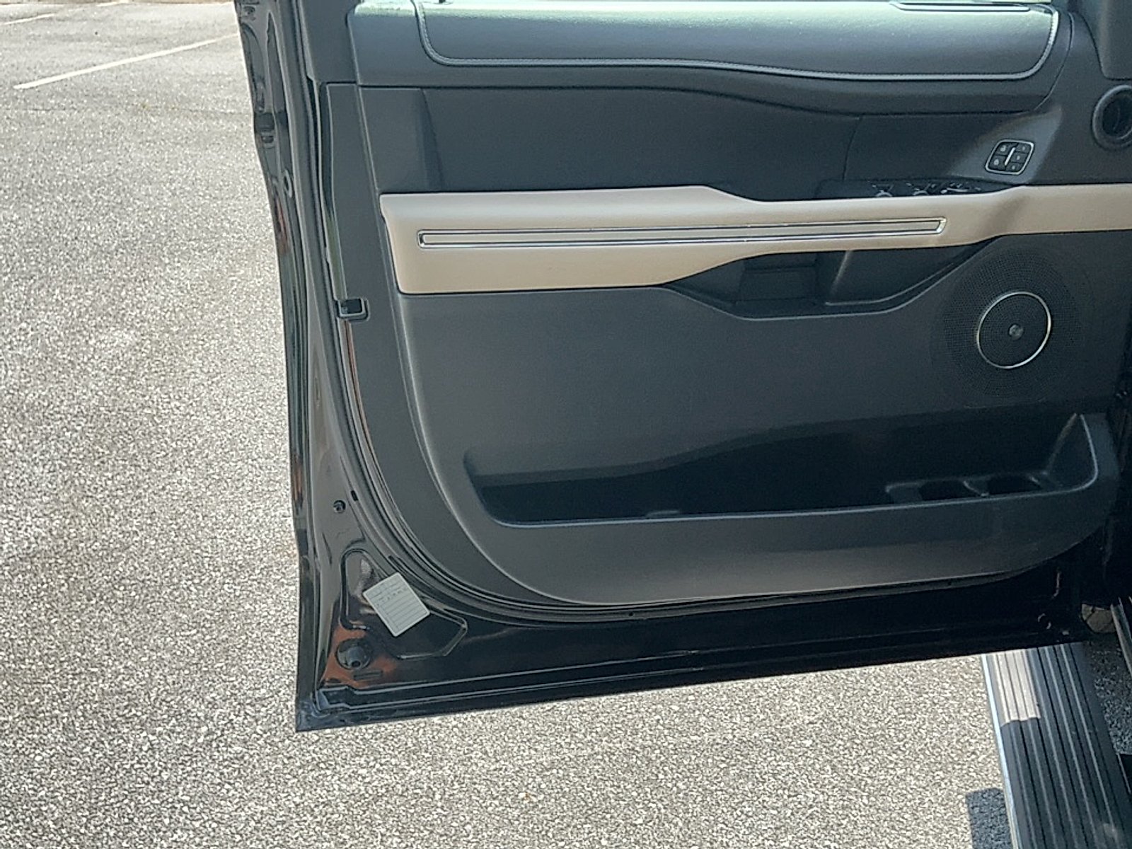 Used 2024  Ford Limited image 6