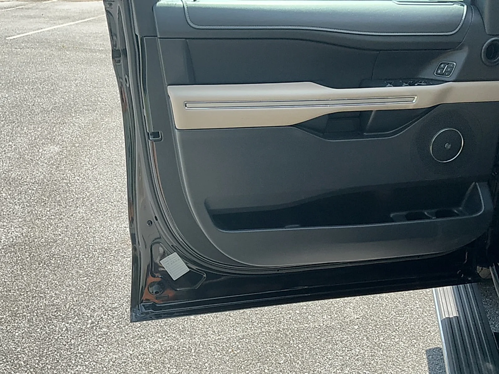 Used 2024  Ford Limited image 6