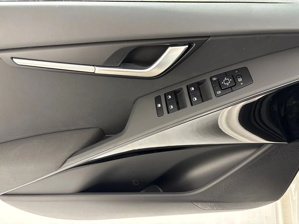 New 2026 Snow White Pearl Kia WIND image 24