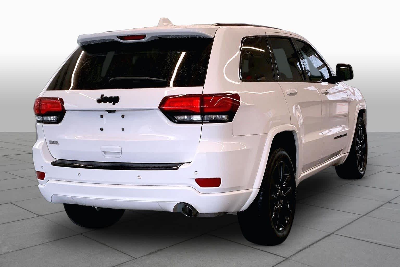 Used 2018 Bright White Clearcoat Jeep Altitude image 11