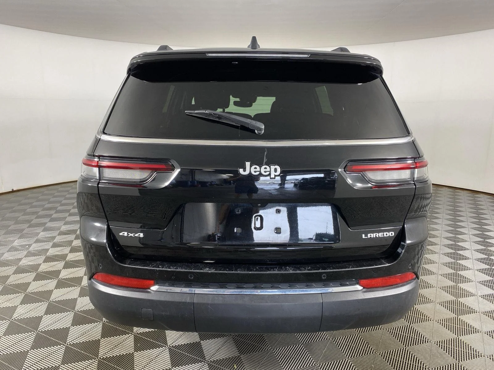 Used 2024 Diamond Black Crystal Pearlcoat Jeep Laredo image 6