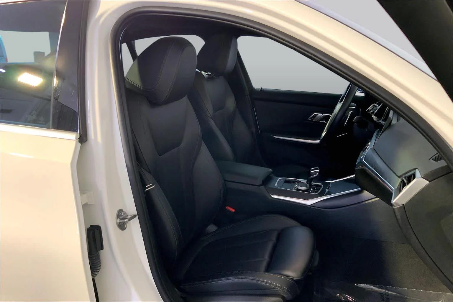 Used 2022 Alpine White BMW 330i xDrive image 8