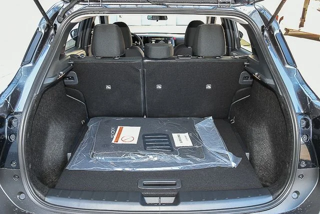 New 2026 Gun Metallic / Scarlet Ember Tintcoat Two-tone Nissan SV image 21