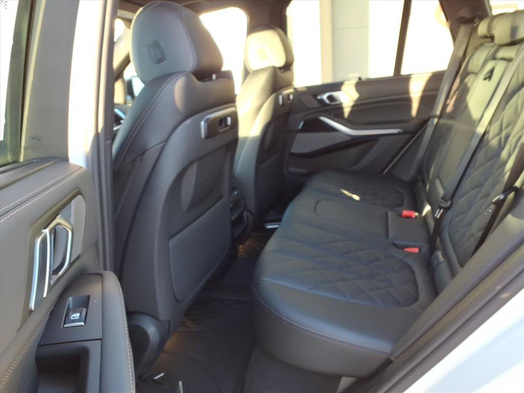Used 2026 Mineral White Metallic BMW xDrive40i image 5
