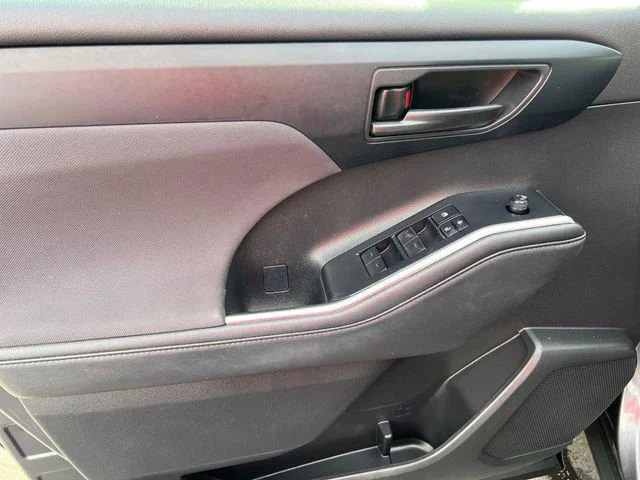 2025 Toyota Highlander LE - Photo 43