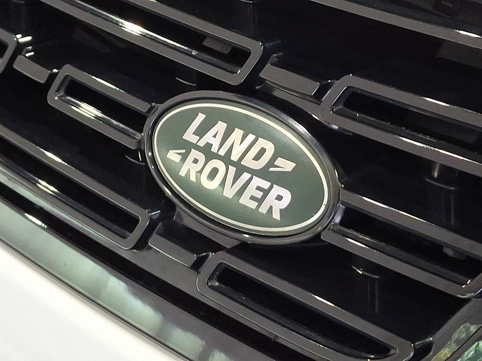 Certified Used 2025 Fuji White Land Rover  image 30