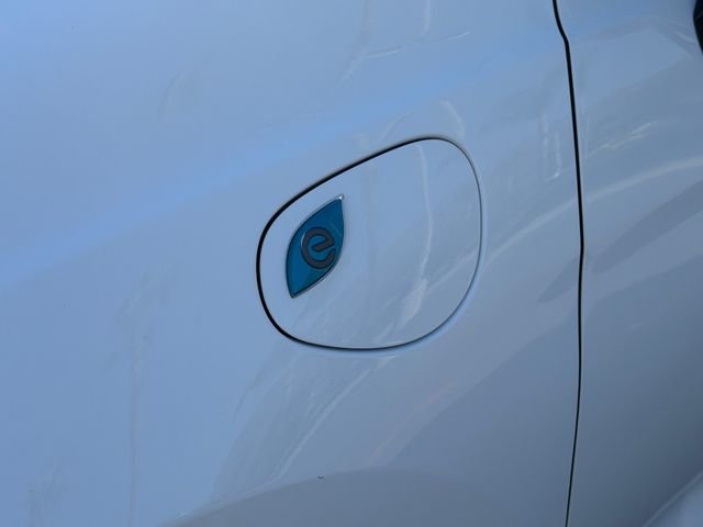 Used 2024 White Chrysler Select image 11