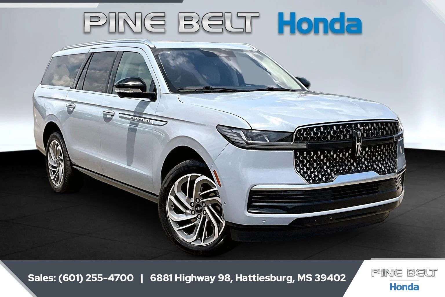 Used 2025 Gray Mist Metallic Tri-Coat Lincoln Reserve image 1