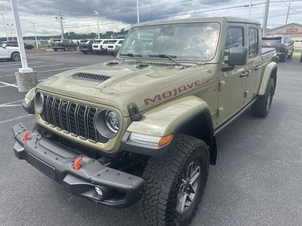 Used 2025 Green Jeep Mojave image 4
