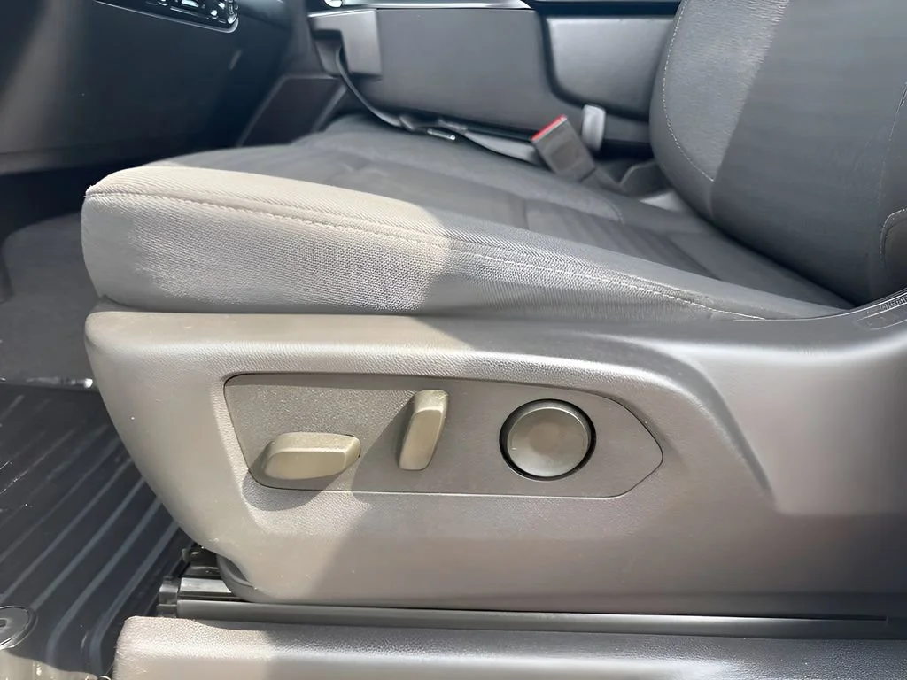 Used 2025 Summit White Chevrolet LT image 19
