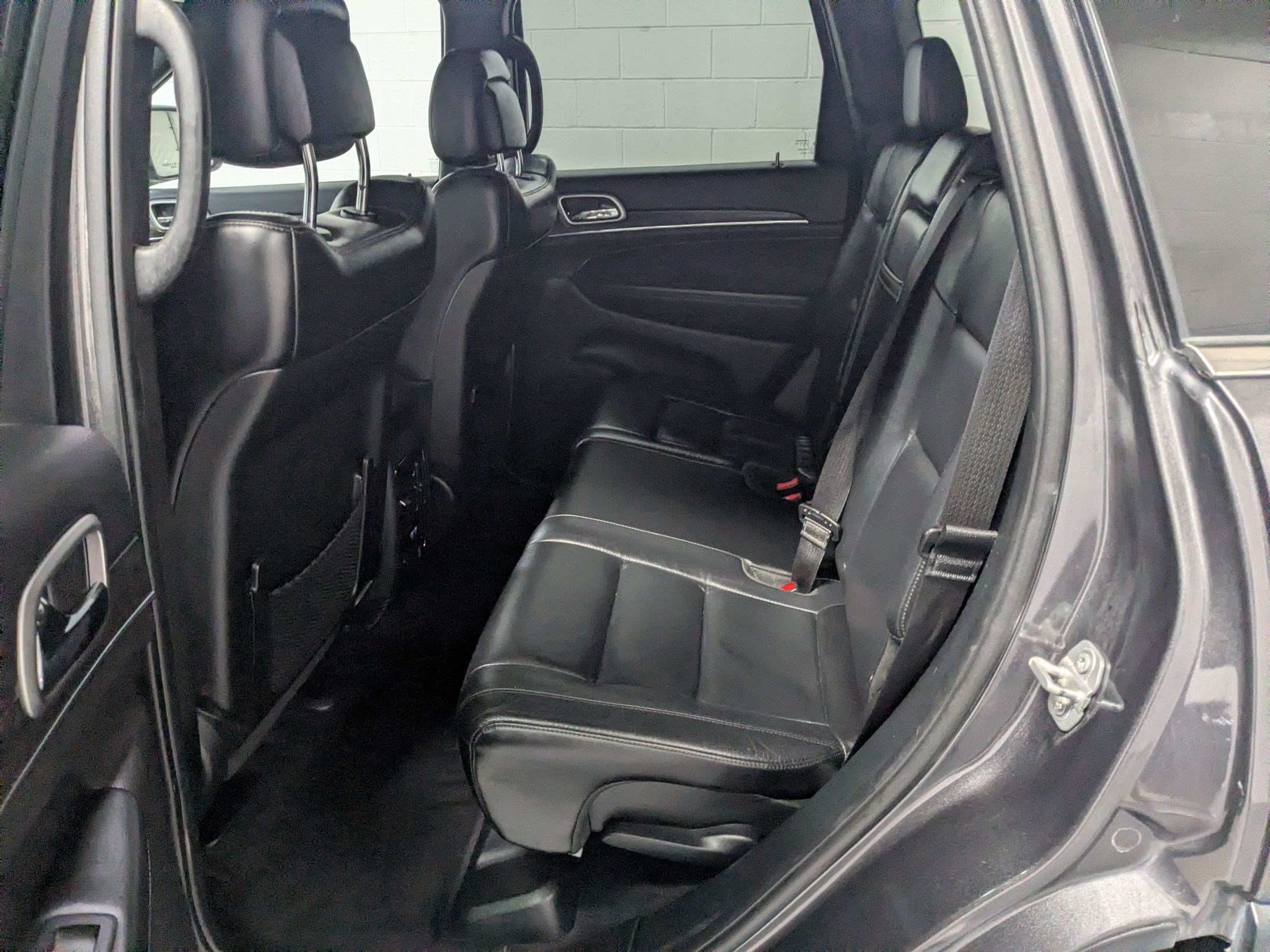 Used 2018 Granite Crystal Metallic Clearcoat Jeep Limited image 19