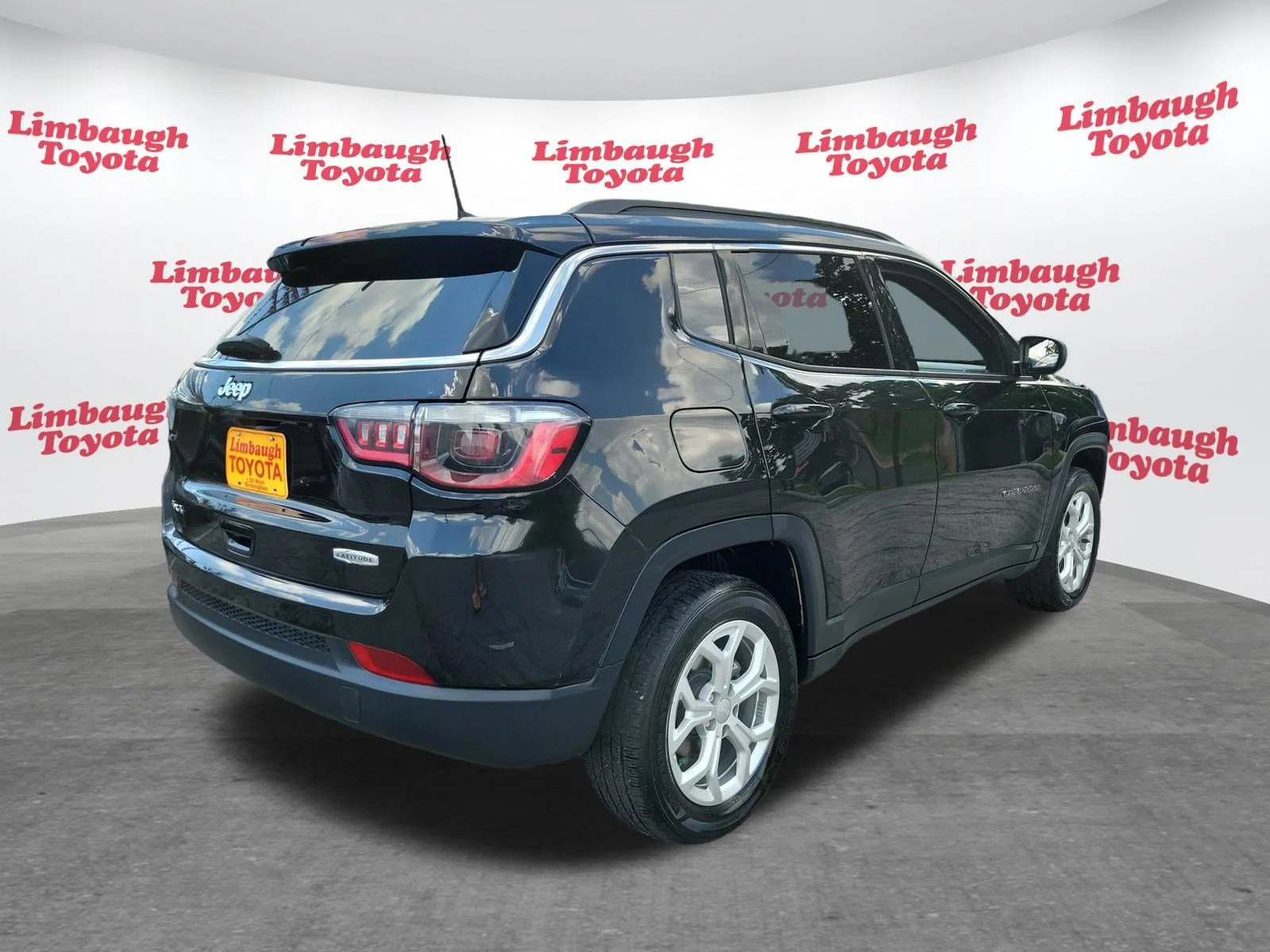 Used 2024 Diamond Black Crystal Pearlcoat Jeep Latitude image 22