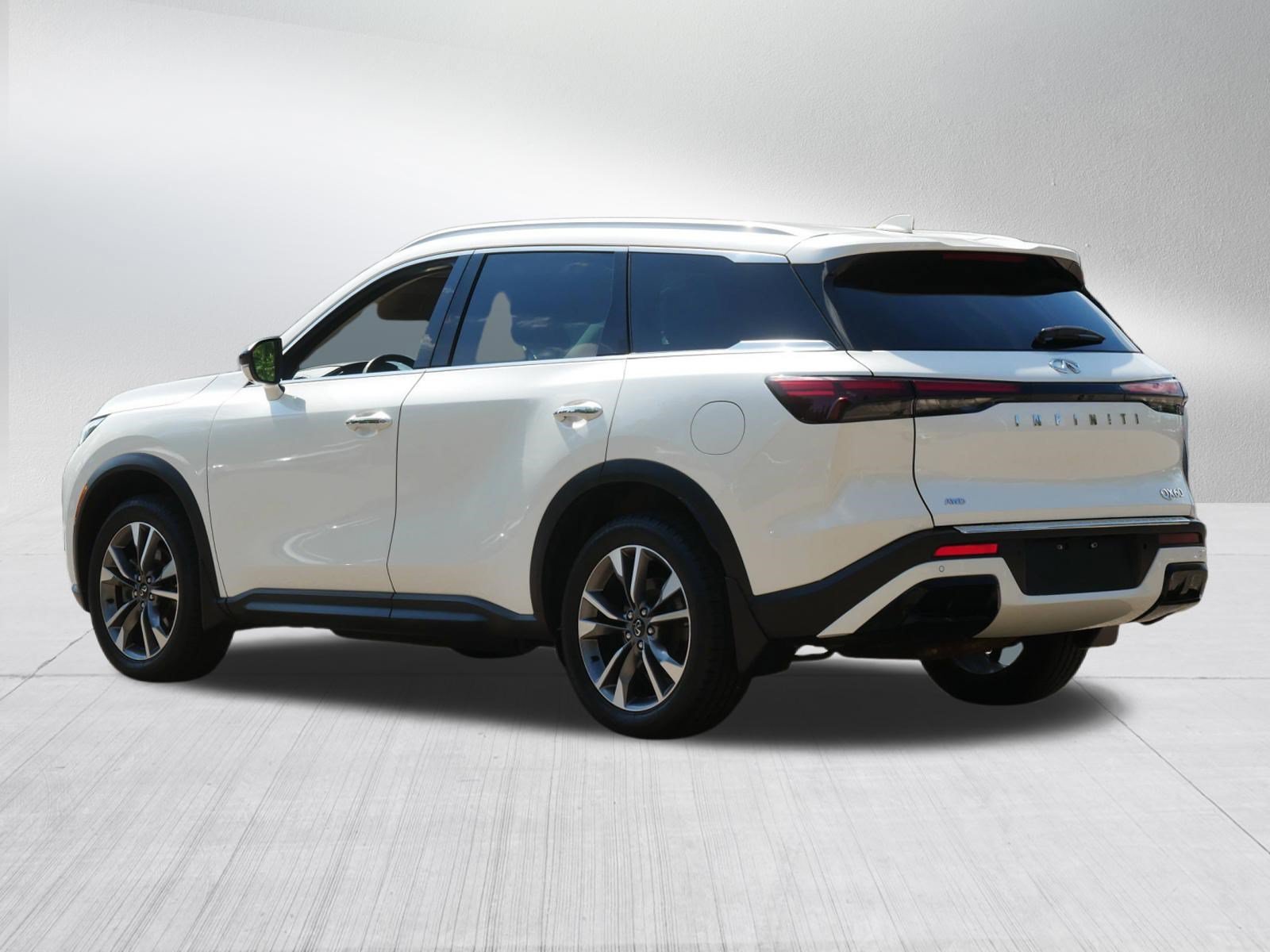 Used 2023 Majestic White INFINITI LUXE image 5