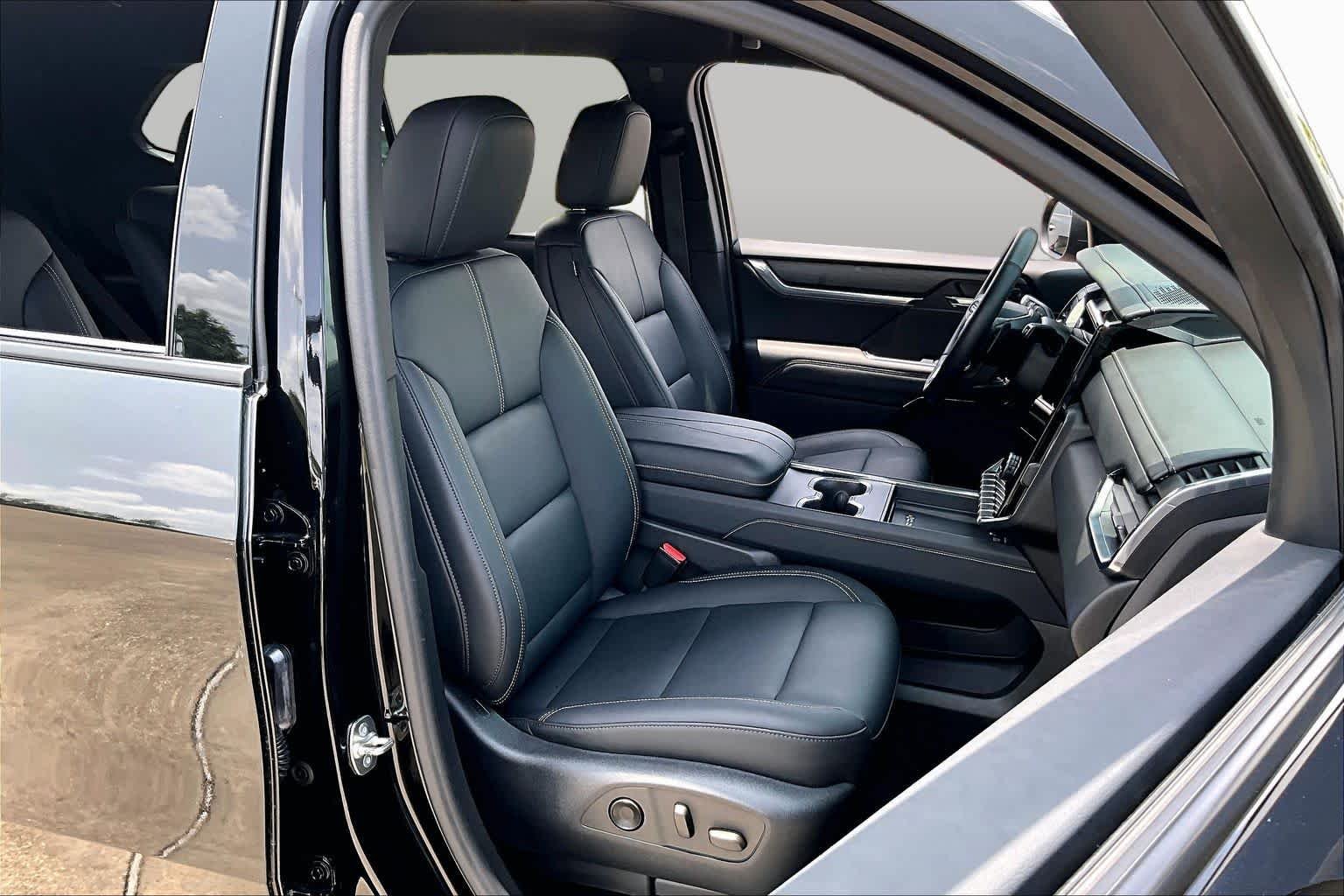 Used 2024 Ebony Twilight Metallic GMC FWD Elevation image 4