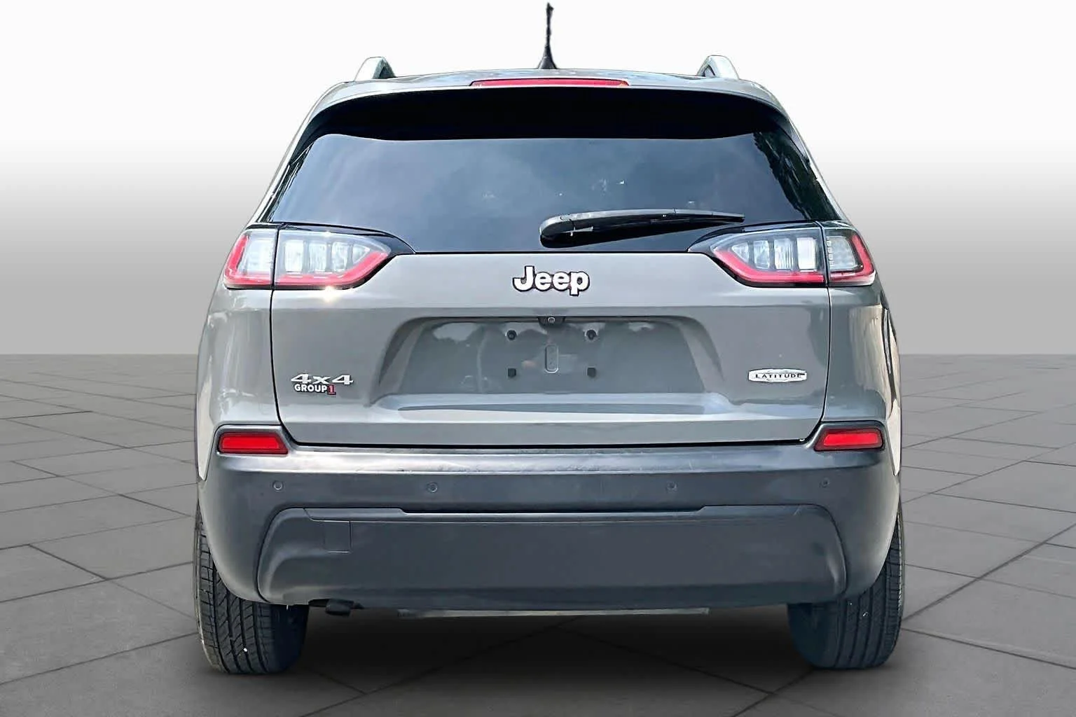Used 2019 Sting-Gray Clearcoat Jeep Latitude Plus image 4