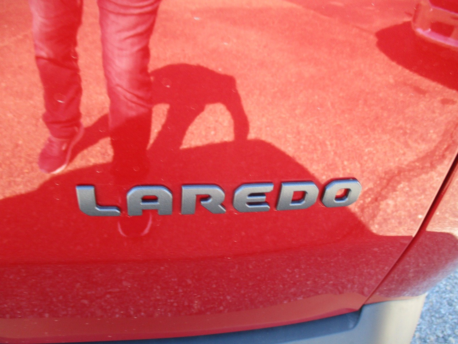 New 2026 Red Hot Pearl-Coat Exterior Paint Jeep Laredo image 6