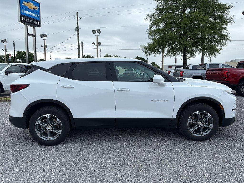 Used 2025 Summit White Chevrolet 2LT image 4