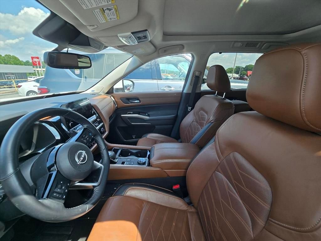 Used 2022 White Nissan Platinum image 4
