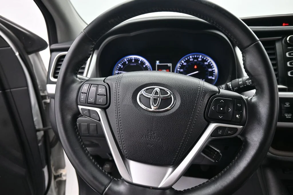 Used 2018 White Toyota XLE image 20