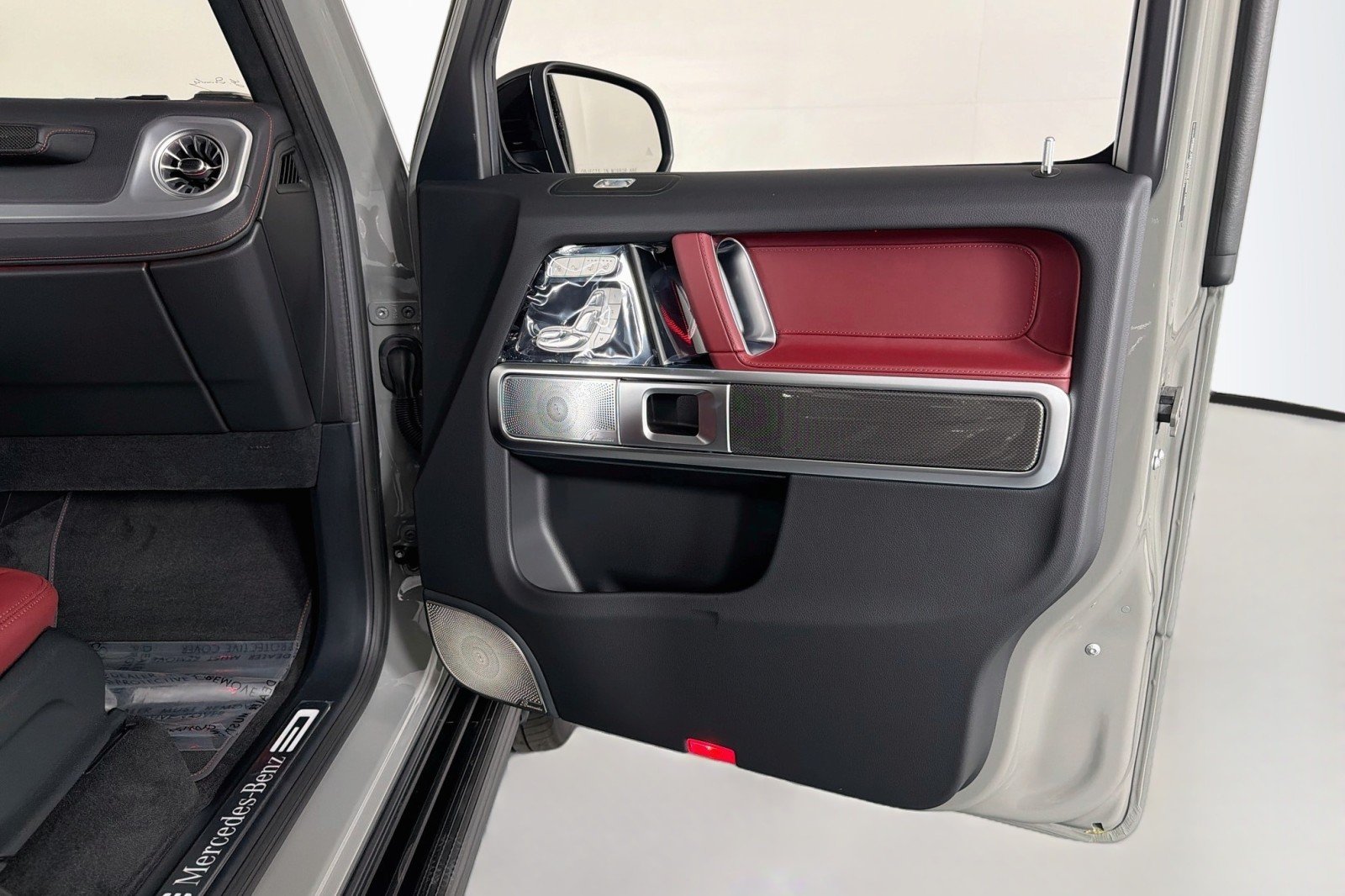 New 2027 MANUFAKTUR Arabian Grey Mercedes-Benz G 580e SUV image 23