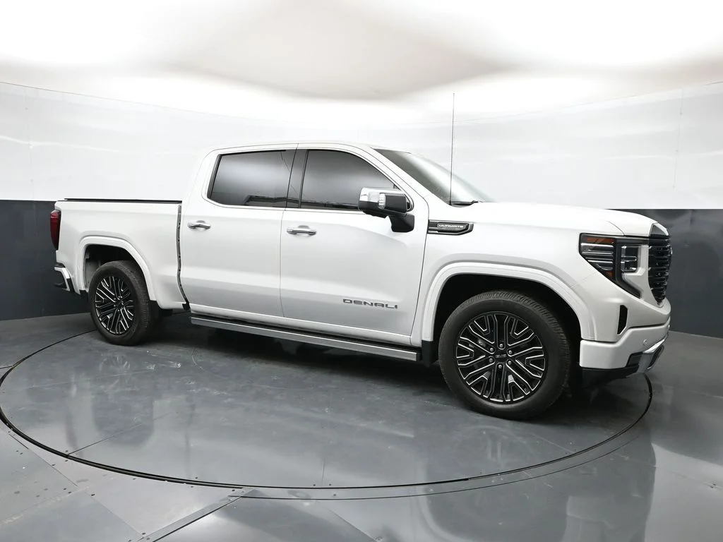 Used 2022 White GMC Denali Ultimate image 1