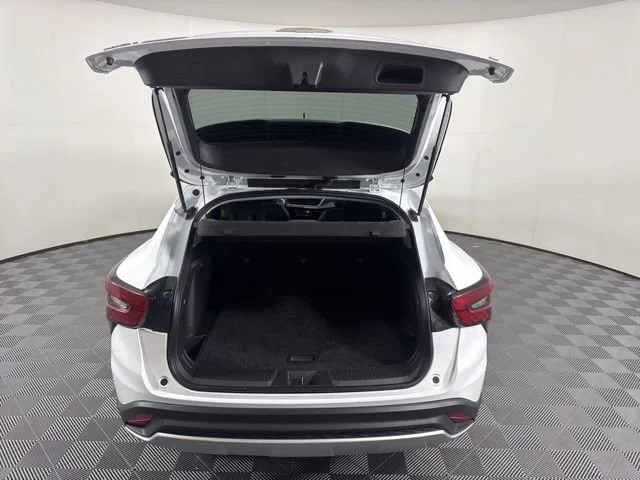 Used 2025 Summit White Chevrolet LT image 13