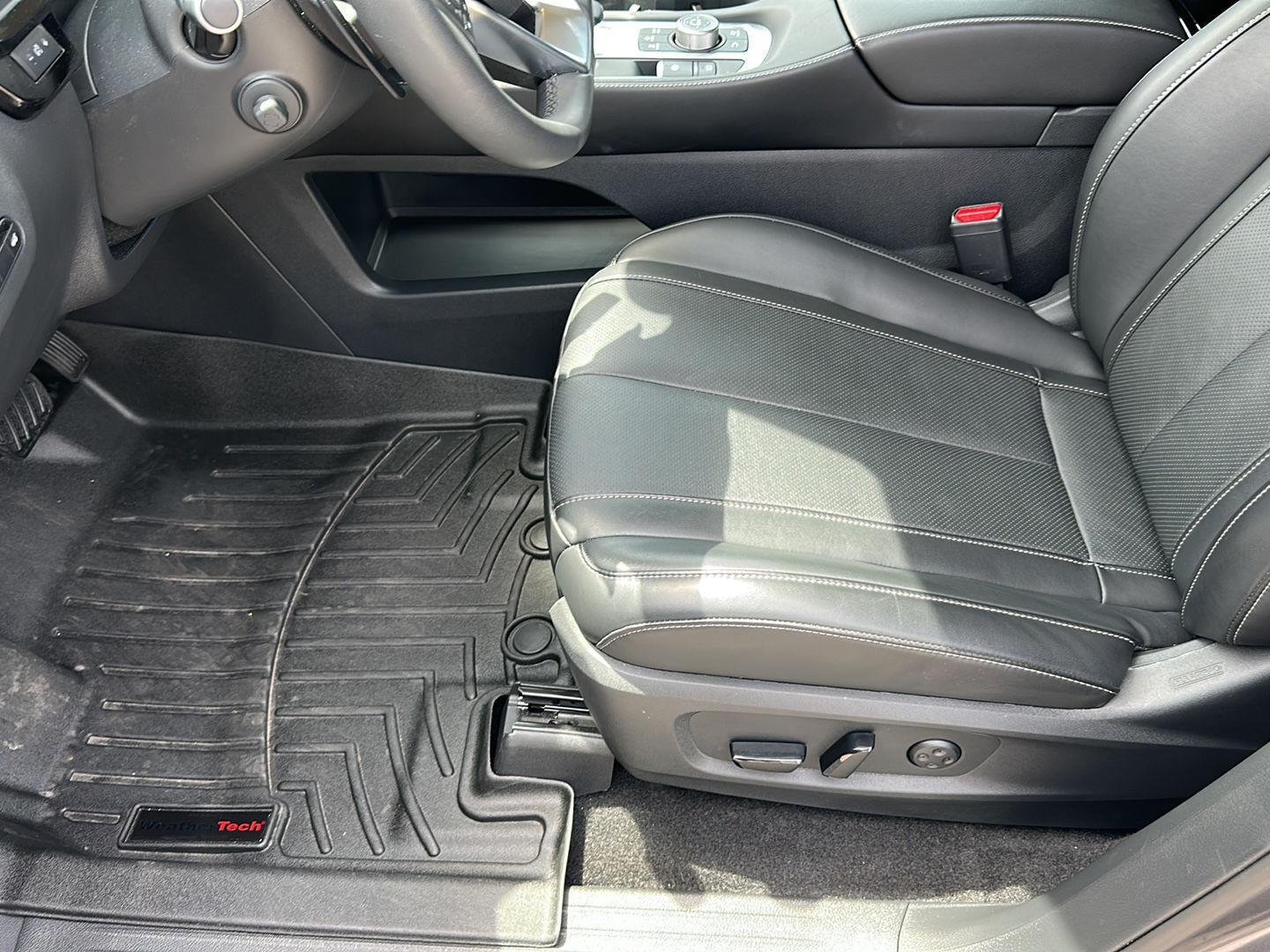 Certified Used 2025 Graphite Shadow INFINITI LUXE image 12