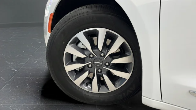 Used 2023 Bright White Clearcoat Chrysler Limited image 40