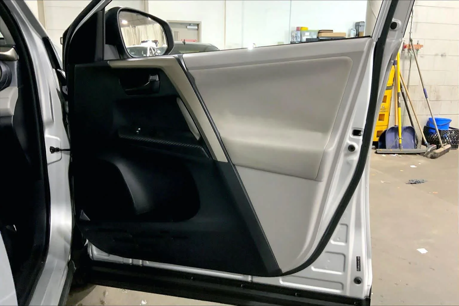 Used 2013 Classic Silver Metallic Toyota LE image 23